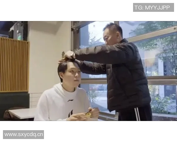 刘维伟自带剪刀为杨瀚森打造30美元理发馆的独特体验 刘维伟自带剪刀为杨瀚森打造30美元理发馆的独特体验