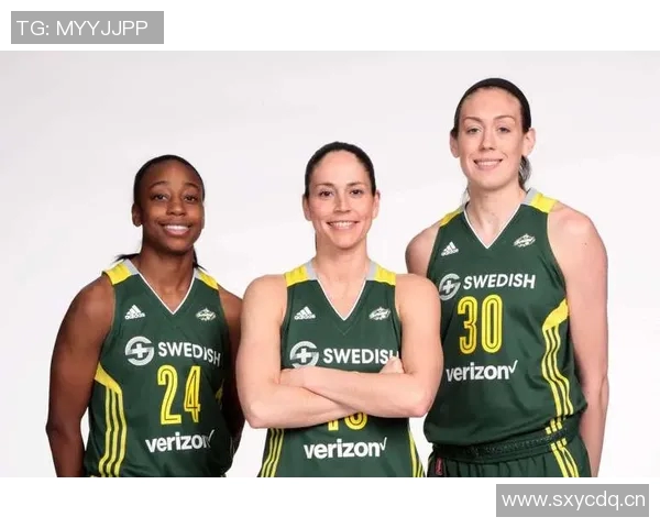 WNBA球星里斯携维密内衣展现完美身材引发时尚热潮 WNBA球星里斯携维密内衣展现完美身材引发时尚热潮