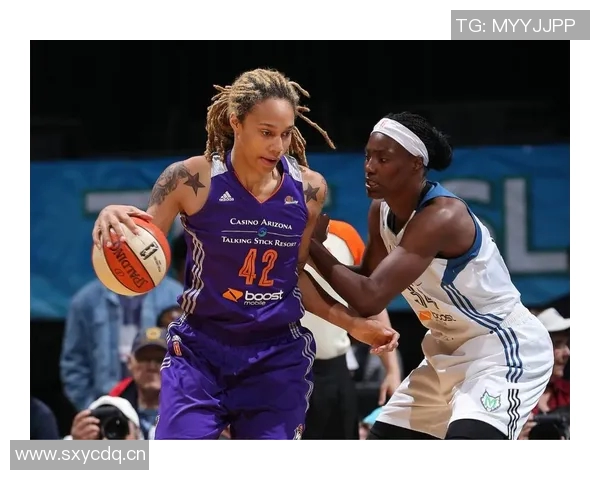 WNBA球星里斯携维密内衣展现完美身材引发时尚热潮 WNBA球星里斯携维密内衣展现完美身材引发时尚热潮