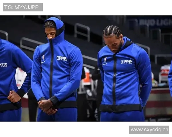 保罗现场观战快船与掘金激烈对决两支顶级球队的精彩较量 保罗现场观战快船与掘金激烈对决两支顶级球队的精彩较量