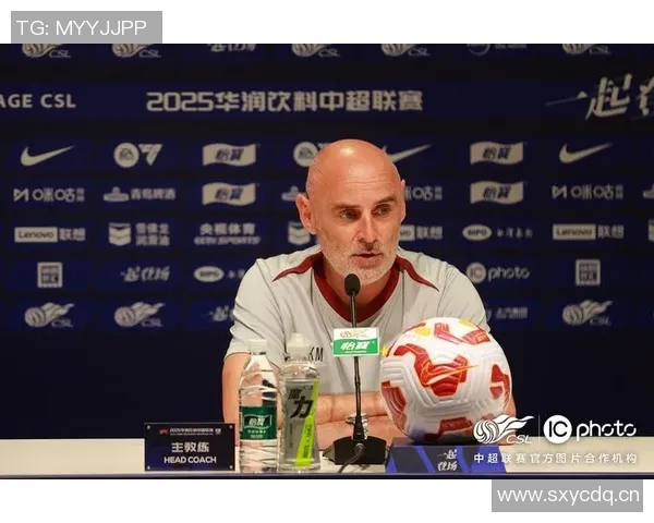 海港队在主教练穆斯卡特的带领下全力备战重返赛场迎接新挑战