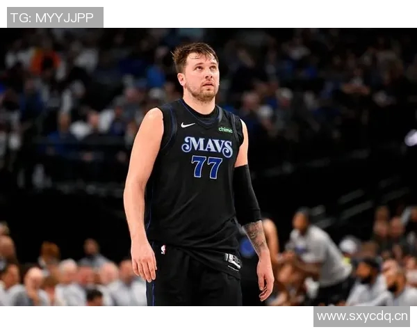 日本性感女星昨日现身湖人主场穿东契奇球衣引发热议