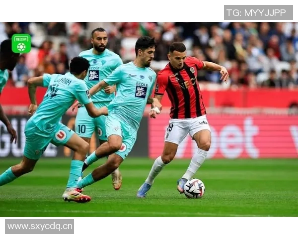 巴黎防线崩溃杜埃失误助攻莫雷拉轻松破门斯特拉斯堡逆转成功