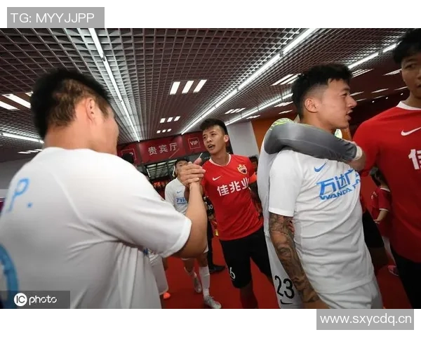 老队友重聚温情时刻哈兰德与南野拓实亲切拥抱寒暄