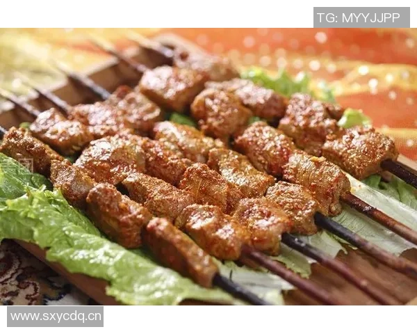 媒体人分享与亚当斯赛后夜宵合影羊肉串烧烤尽享美味时光