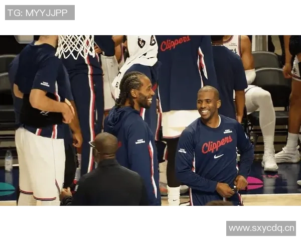 快船训练氛围轻松愉快全员笑容满面小卡频频亮相