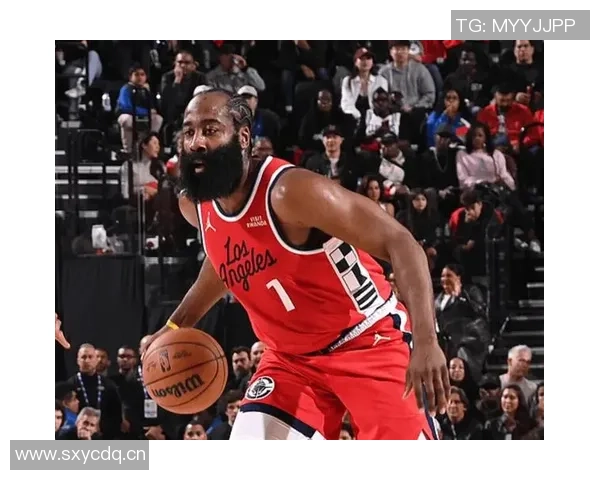 哈登半场表现亮眼三投两中助攻9次助力球队进攻展现全能风采