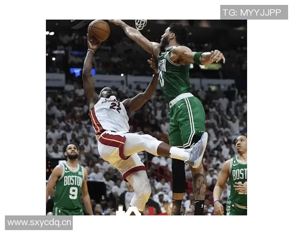 绿军记者惊叹湖勇对决中斯玛特与霍福德的奇妙对抗场景 绿军记者惊叹湖勇对决中斯玛特与霍福德的奇妙对抗场景