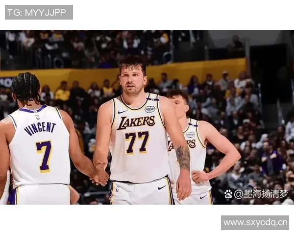 半场战报狄龙狂砍23分布克意外伤退太阳领先湖人14分东契奇27分老詹仅得4分